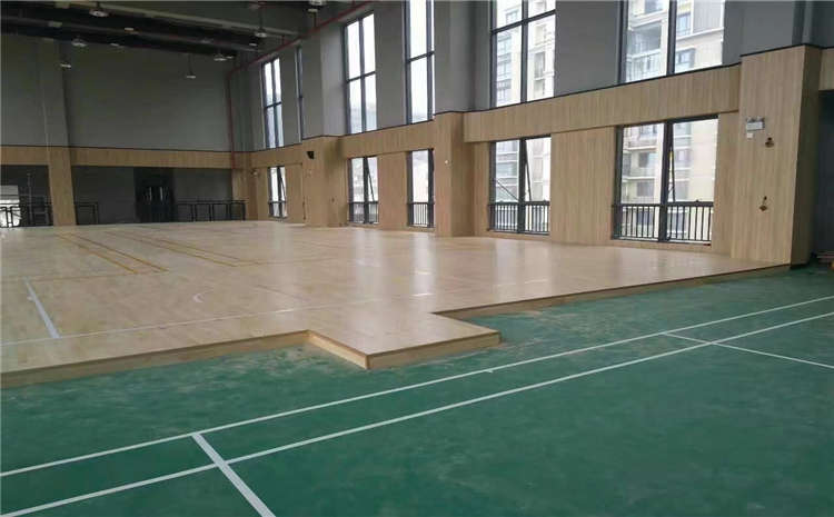 橡胶木篮球场地木地板价格是多少钱？