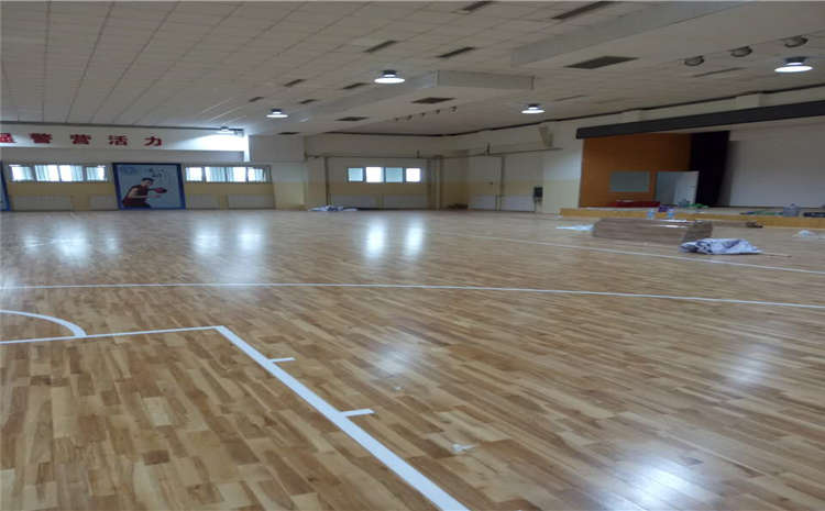 松木篮球场木地板价格是多少钱？