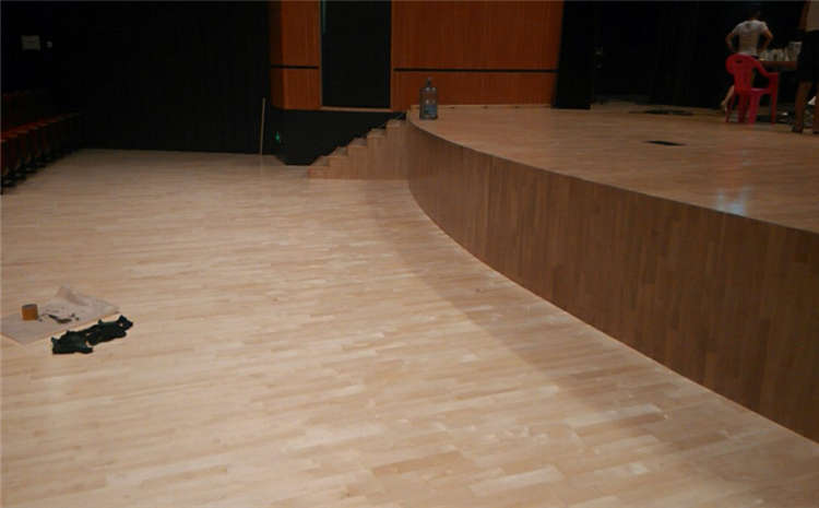 柞木舞台运动木地板怎么翻新