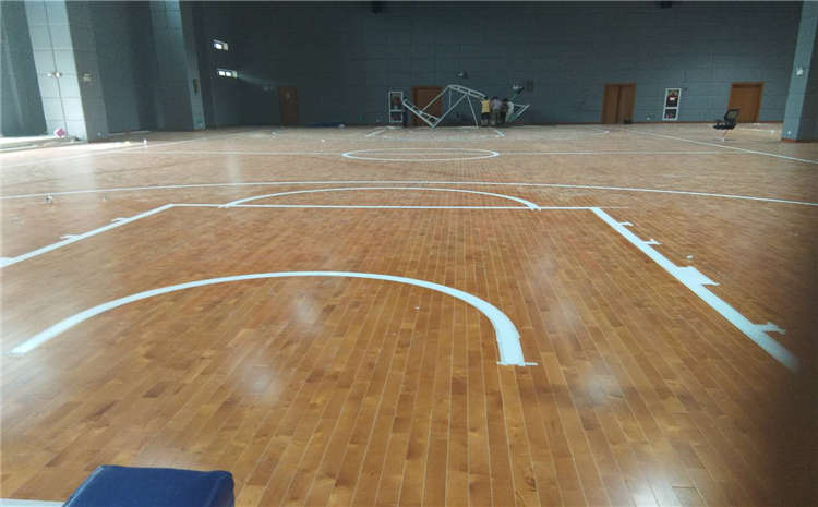 枫桦木羽毛球馆木地板怎么翻新