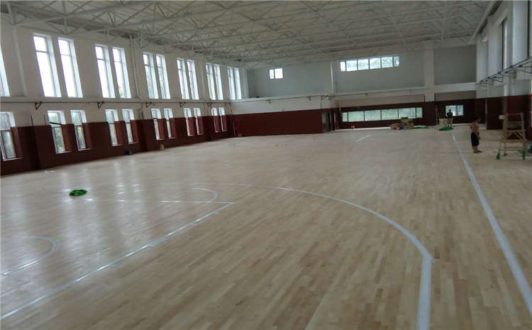 学校体育馆木地板翻新施工