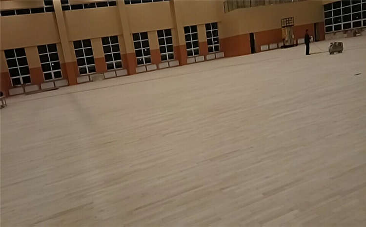 学校体育馆实木地板一般多少钱？