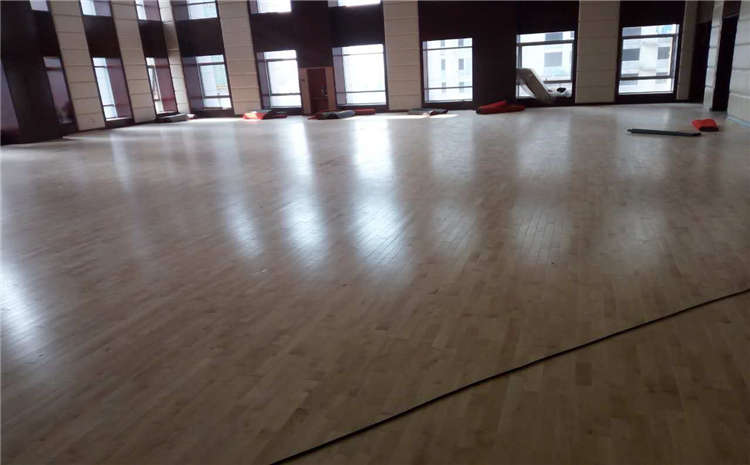 松木排球馆木地板怎么翻新
