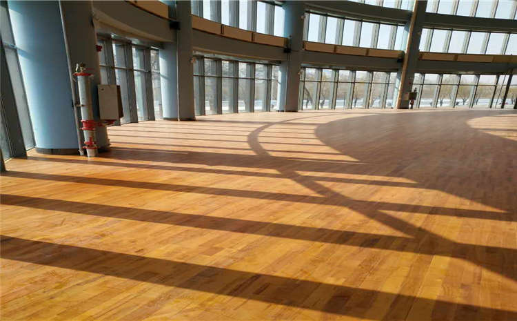 学校排球馆木地板多少钱一平米？